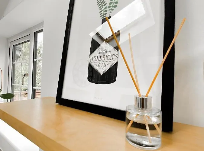 Best Hotels around Oshwal Centre in Potters Bar