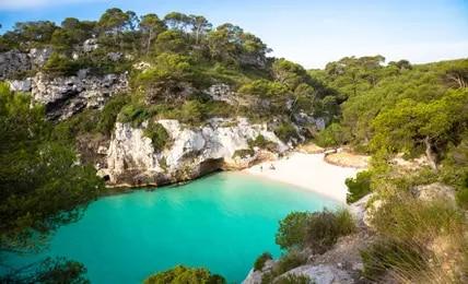 An der Cala en Turqueta ist der Name Programm: Das Wasser ist leuchtend türkis!