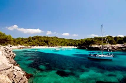 Die Cala Turqueta im Süden von Menorca bezaubert mit kristallklarem Wasser, das in allen nur denkbaren Türkistönen leuchtet. 